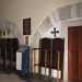 Infine c il tesoro sotterraneo, la chiesa bizantina, i cui resti sono posti al di sotto del pavimento in marmo realizzato nel Dopoguerra. Ci avviciniamo alla parete destra, l dove alla base di due archi a tutto sesto...